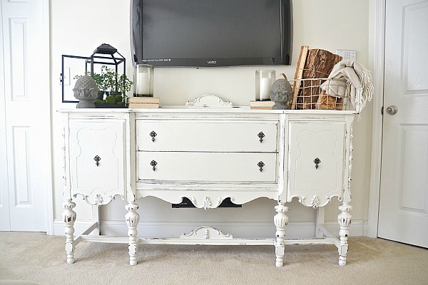 Buffet makeover using DIY chalk paint - full recipe on the blog on how to make your own chalk paint for all your painting projects! 
