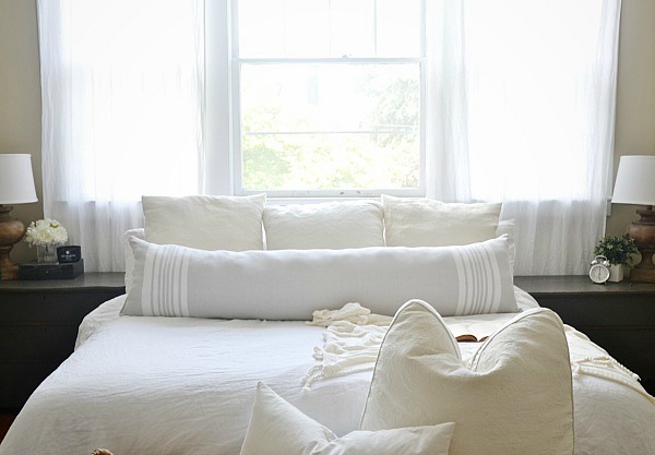 DIY Extra Long Lumbar Pillow - Made from a table runner! So easy to make & cost less than $20 to make!