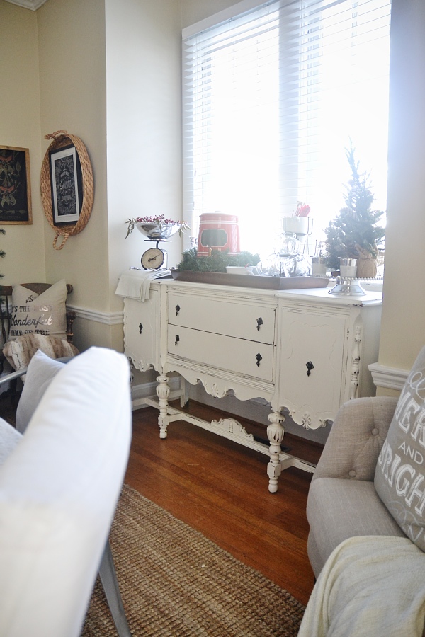 Cozy Rustic Christmas Dining Room - Christmas centerpiece, DIY wreaths, candles, texture, & more. A must pin for Christmas dining room inspiration!