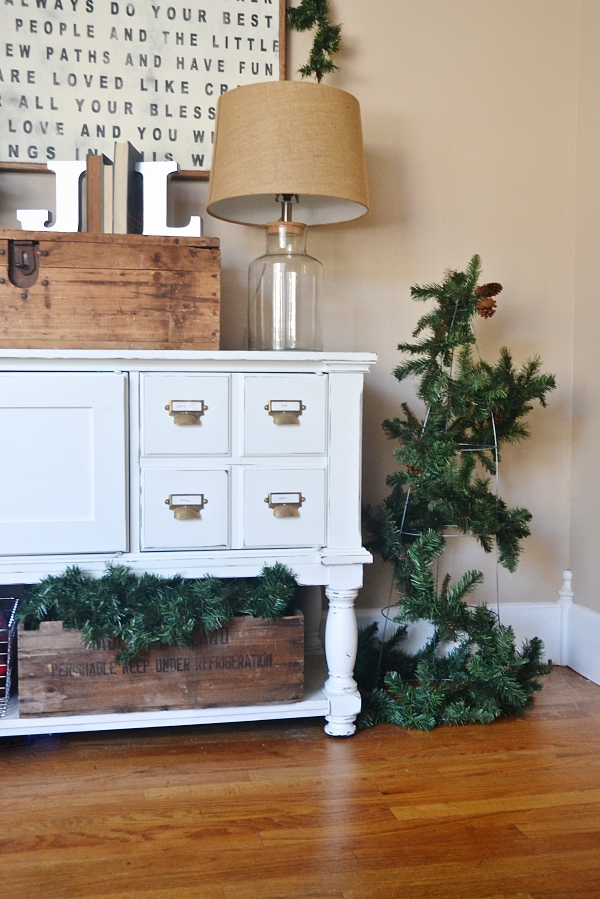 DIY rustic & simple Christmas trees! So quick, easy, & affordable to make! A must pin for the holiday season. 