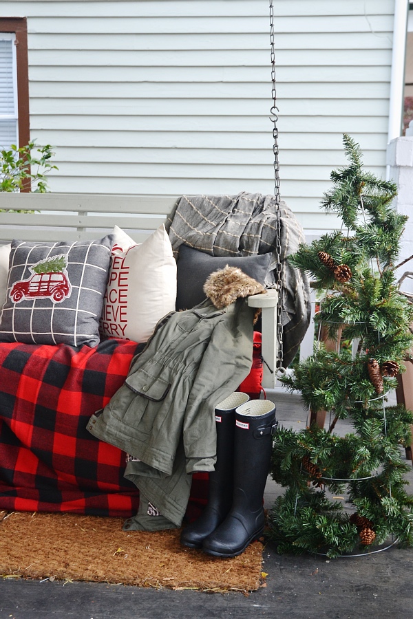Rustic Christmas porch - A must pin for inspiration to decorate your porch to welcome your guests into your holiday home! 