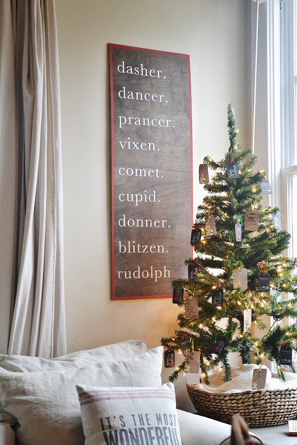Super easy DIY reindeer sign! See how to make your own for your Christmas decor! 