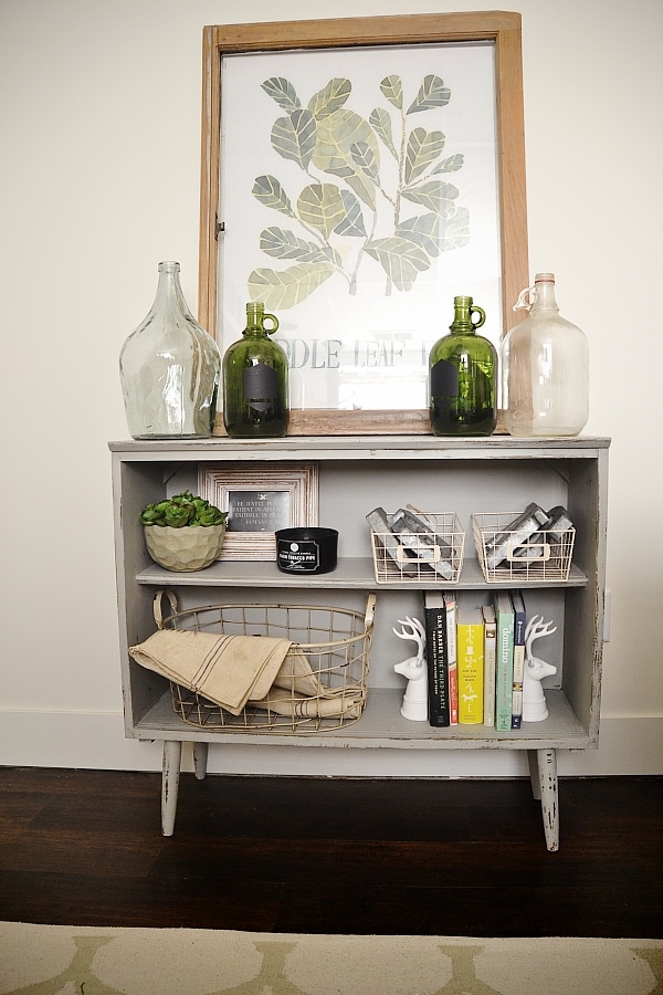 Leggy gray bookshelf makeover with chalk paint. 