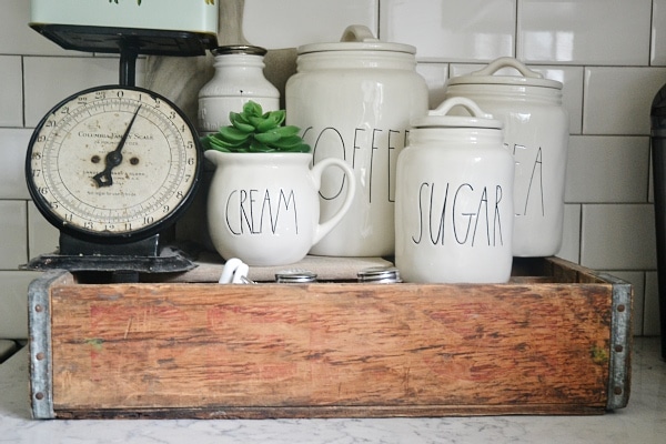 Cozy kitchen coffee corner - how to keep a coffee corner organized & decorated. 
