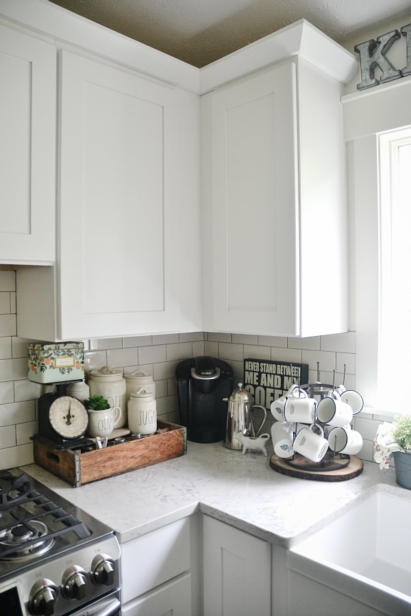 Cozy kitchen coffee corner - how to keep a coffee corner organized & decorated. 