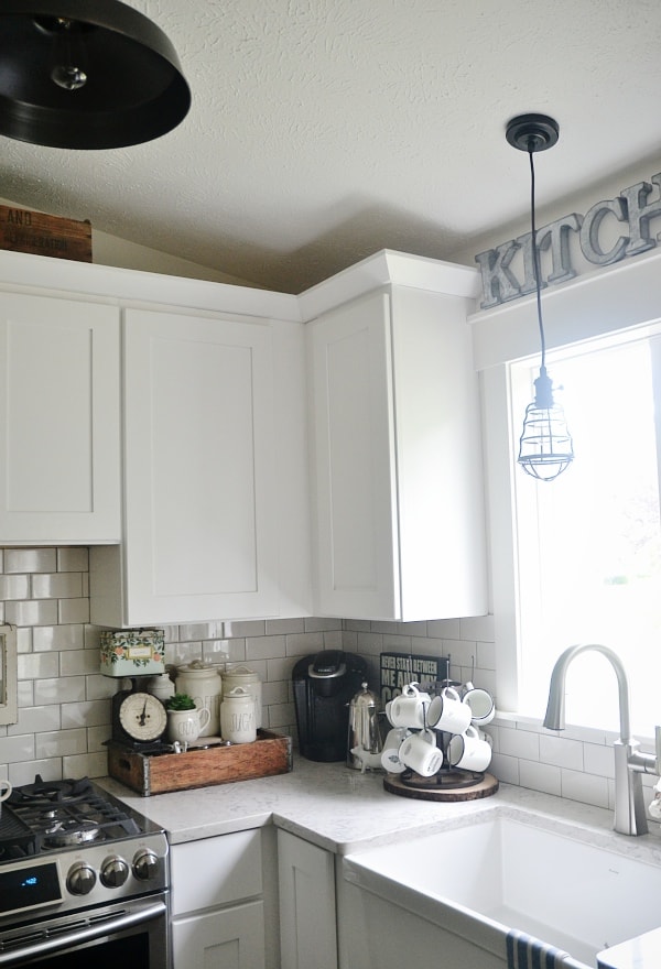 Cozy kitchen coffee corner - how to keep a coffee corner organized & decorated. 