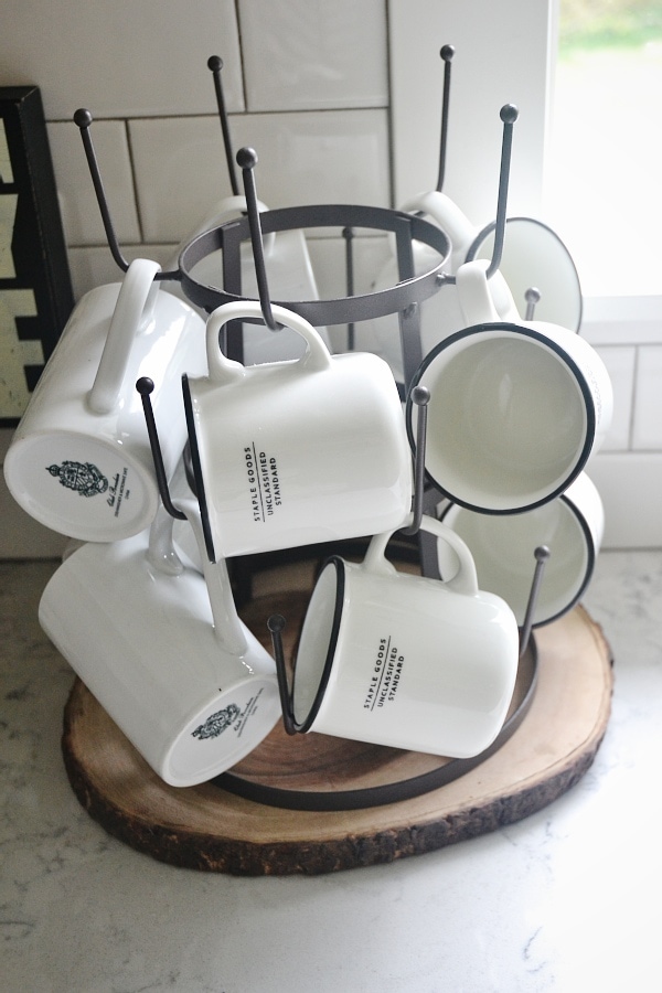 Cozy kitchen coffee corner - how to keep a coffee corner organized & decorated. 