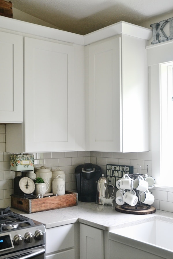 Cozy kitchen coffee corner - how to keep a coffee corner organized & decorated. 