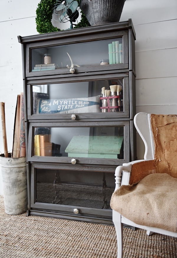 Vintage bookshelf makeover - see how to get an updated quick & easy look with chalk paint! A must pin to update your furniture.