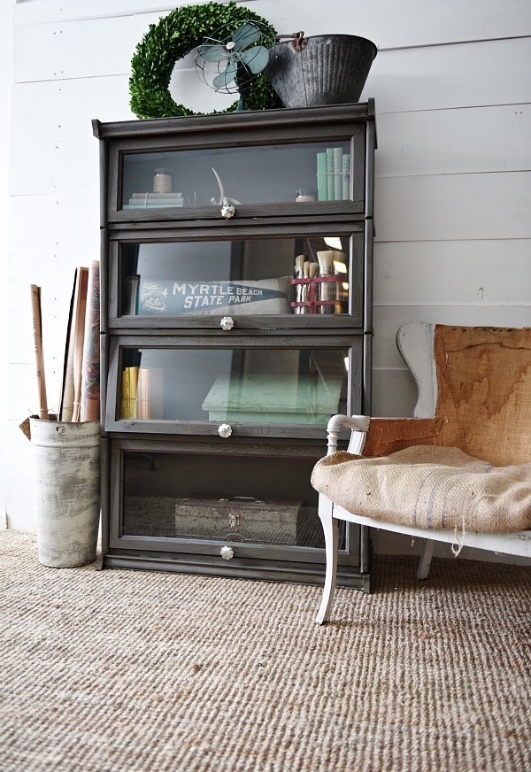 Vintage bookshelf makeover - see how to get an updated quick & easy look with chalk paint! A must pin to update your furniture.