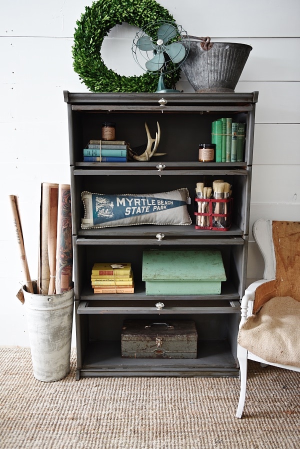 Vintage bookshelf makeover - see how to get an updated quick & easy look with chalk paint! A must pin to update your furniture.