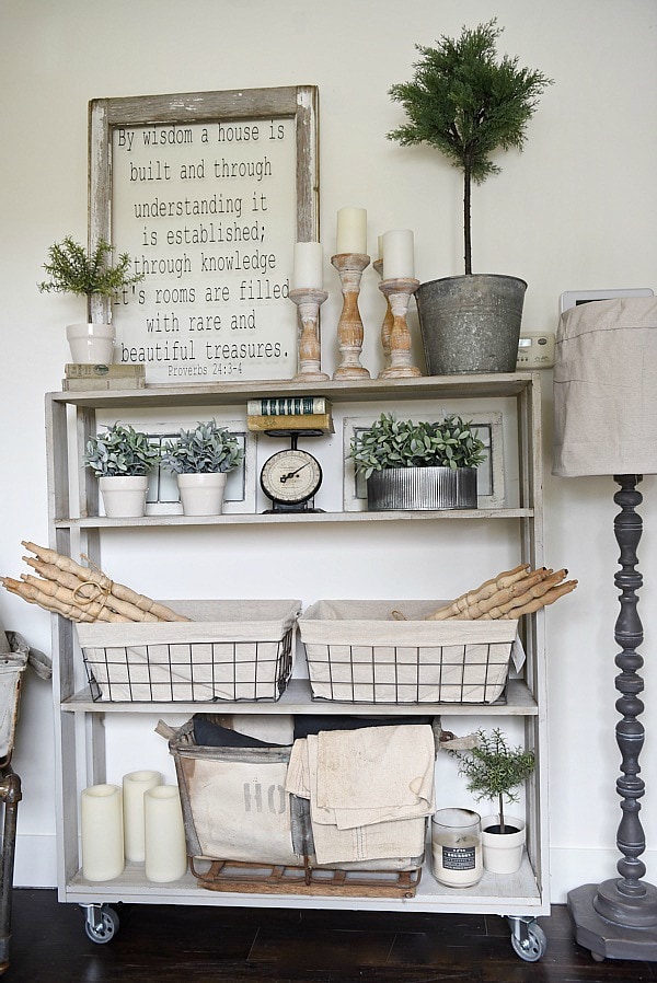 DIY rolling bookshelf - A vintage inspired DIY bookshelf that is so easy to build! With complete instructions on how to build your very own custom one. A great piece for living rooms, kitchens, dining rooms, media rooms, & so much more! 