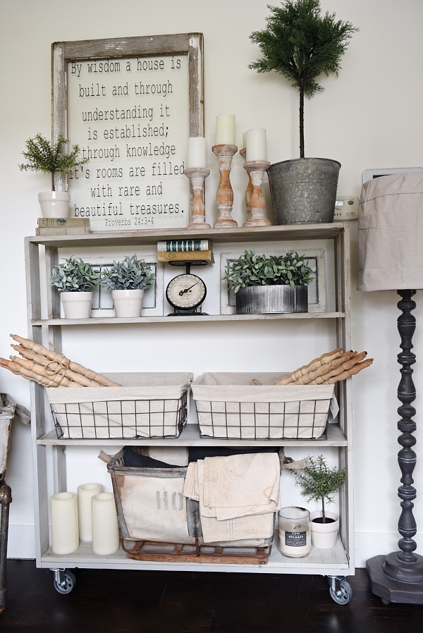 DIY rolling bookshelf - A vintage inspired DIY bookshelf that is so easy to build! With complete instructions on how to build your very own custom one. A great piece for living rooms, kitchens, dining rooms, media rooms, & so much more! 