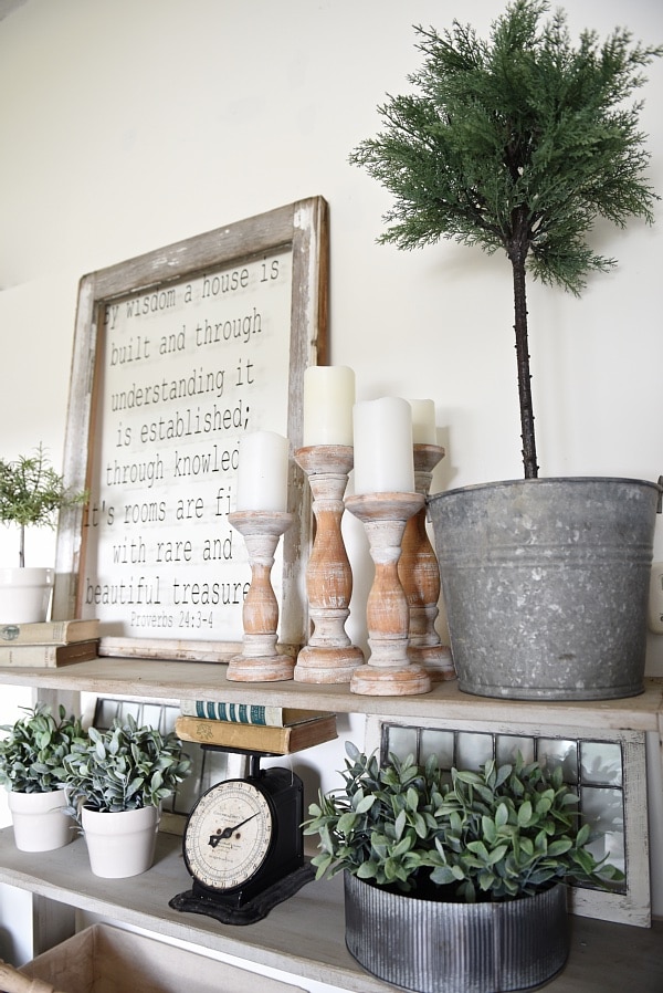 DIY rolling bookshelf - A vintage inspired DIY bookshelf that is so easy to build! With complete instructions on how to build your very own custom one. A great piece for living rooms, kitchens, dining rooms, media rooms, & so much more! 