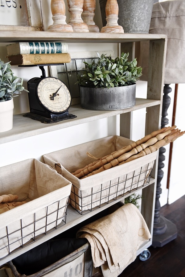 DIY rolling bookshelf - A vintage inspired DIY bookshelf that is so easy to build! With complete instructions on how to build your very own custom one. A great piece for living rooms, kitchens, dining rooms, media rooms, & so much more! 
