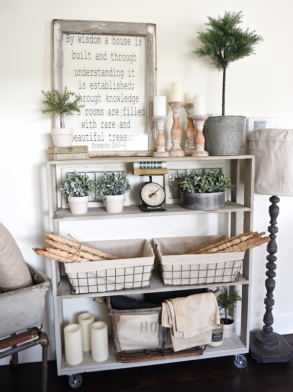 DIY rolling bookshelf - A vintage inspired DIY bookshelf that is so easy to build! With complete instructions on how to build your very own custom one. A great piece for living rooms, kitchens, dining rooms, media rooms, & so much more! 