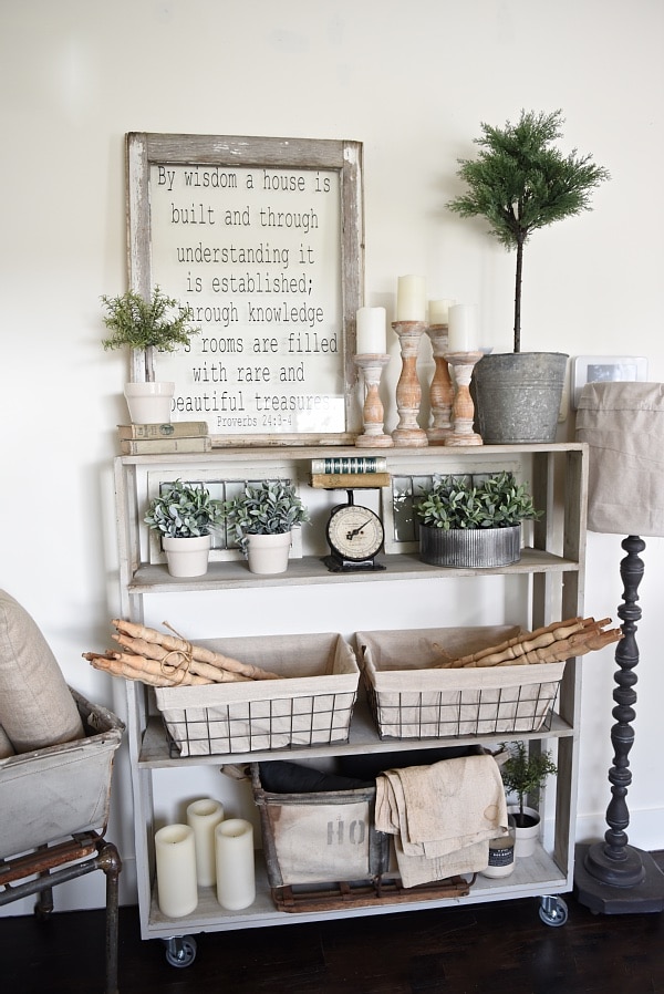 DIY rolling bookshelf - A vintage inspired DIY bookshelf that is so easy to build! With complete instructions on how to build your very own custom one. A great piece for living rooms, kitchens, dining rooms, media rooms, & so much more! 