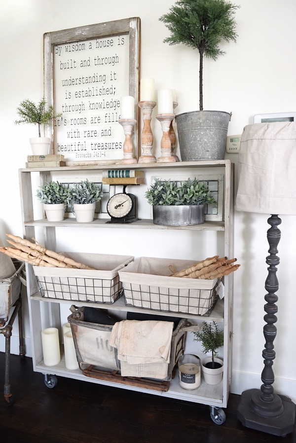 DIY rolling bookshelf - A vintage inspired DIY bookshelf that is so easy to build! With complete instructions on how to build your very own custom one. A great piece for living rooms, kitchens, dining rooms, media rooms, & so much more! 