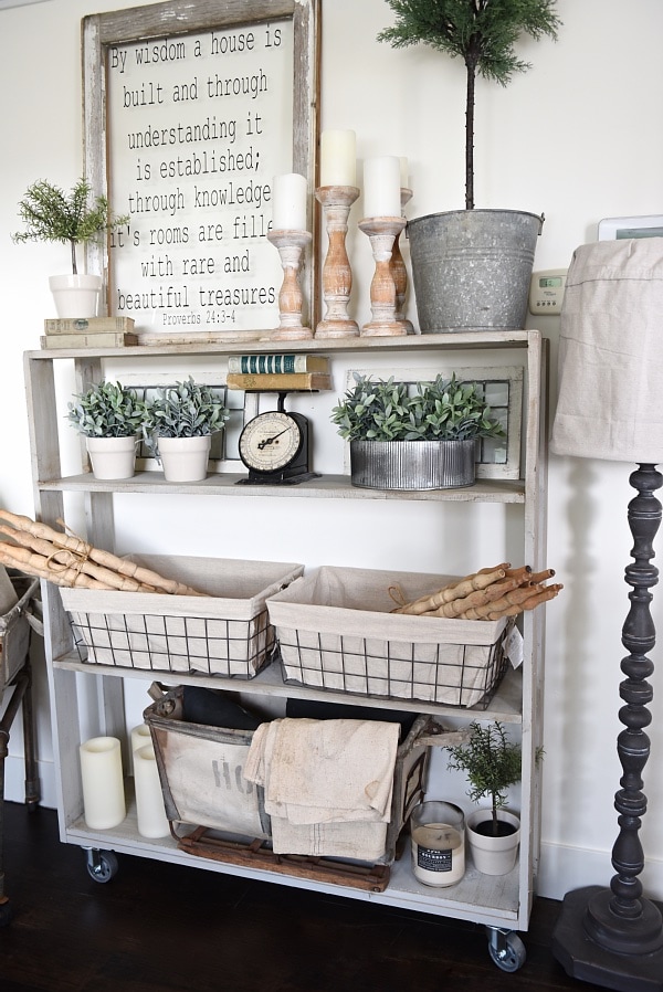 DIY rolling bookshelf - A vintage inspired DIY bookshelf that is so easy to build! With complete instructions on how to build your very own custom one. A great piece for living rooms, kitchens, dining rooms, media rooms, & so much more! 