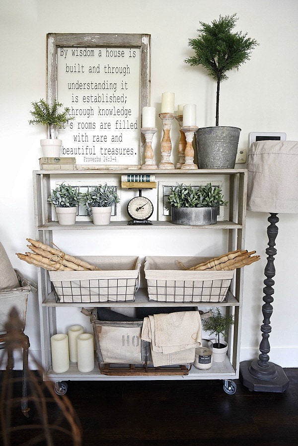 DIY rolling bookshelf - A vintage inspired DIY bookshelf that is so easy to build! With complete instructions on how to build your very own custom one. A great piece for living rooms, kitchens, dining rooms, media rooms, & so much more! 