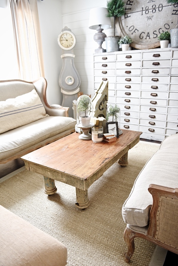 Cozy rustic farmhouse living room - rustic coffee table. neutral cozy decor. 