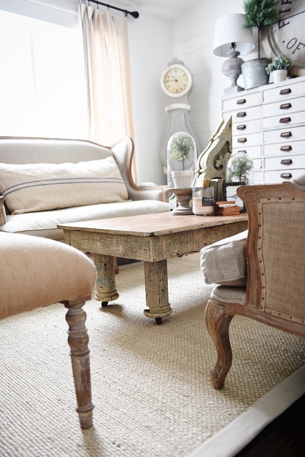 Cozy rustic farmhouse living room - rustic coffee table. neutral cozy decor. 