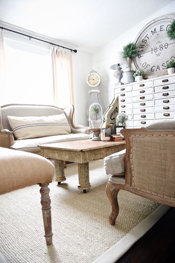 Cozy rustic farmhouse living room - rustic coffee table. neutral cozy decor. 