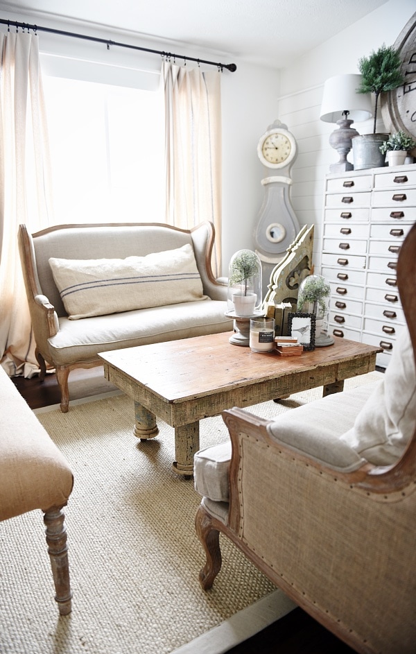 Cozy rustic farmhouse living room - rustic coffee table. neutral cozy decor. 