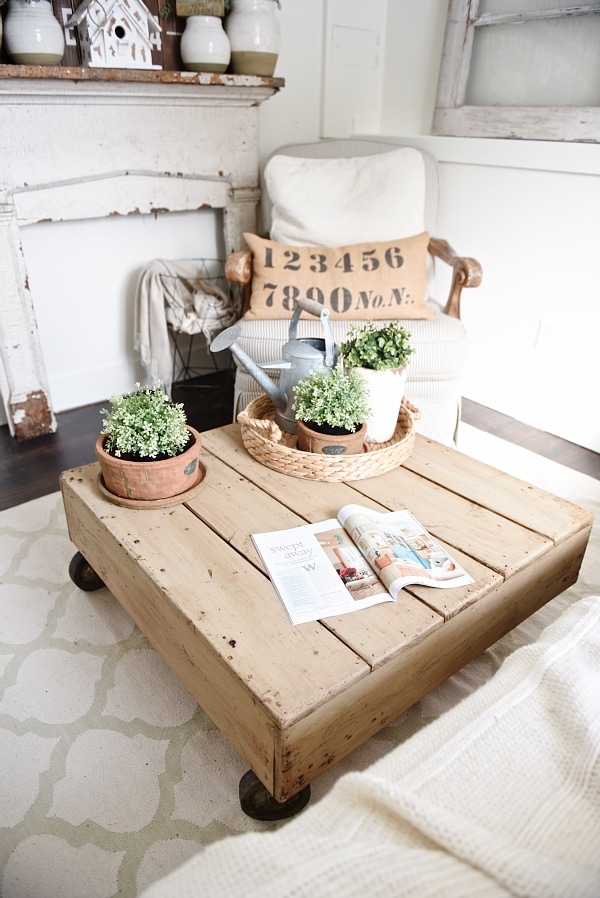 DIY Pallet Coffee Table - Made from a World Market display. See how to make a simple pallet coffee table that you can customize for your home. A cheap way to make a DIY coffee table! Perfect for that farmhouse style or cottage style living room!