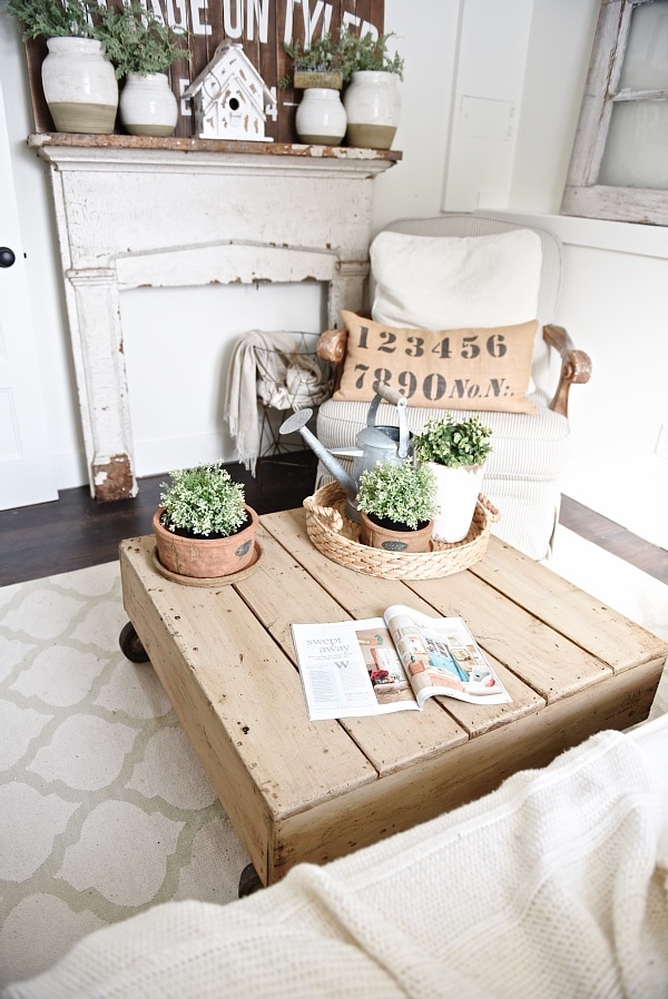 DIY Pallet Coffee Table - Made from a World Market display. See how to make a simple pallet coffee table that you can customize for your home. A cheap way to make a DIY coffee table! Perfect for that farmhouse style or cottage style living room!