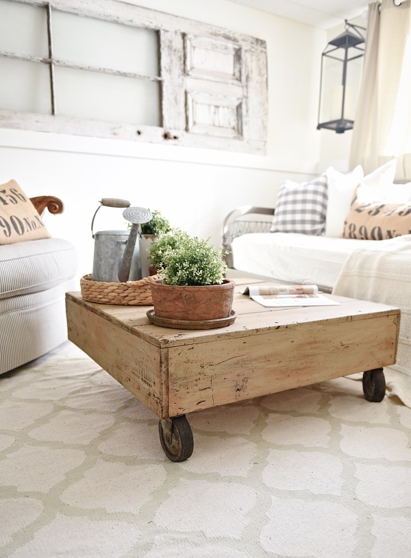 DIY Pallet Coffee Table - Made from a World Market display. See how to make a simple pallet coffee table that you can customize for your home. A cheap way to make a DIY coffee table! Perfect for that farmhouse style or cottage style living room!