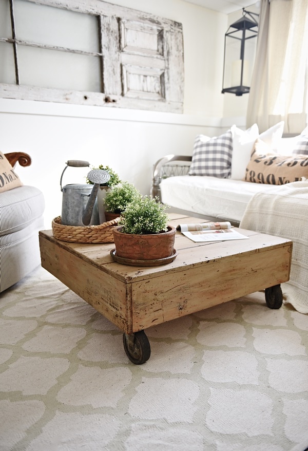 DIY Pallet Coffee Table - Made from a World Market display. See how to make a simple pallet coffee table that you can customize for your home. A cheap way to make a DIY coffee table! Perfect for that farmhouse style or cottage style living room!