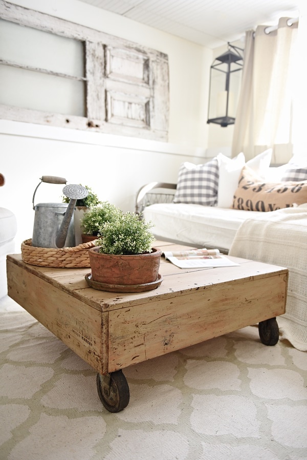 DIY Pallet Coffee Table - Made from a World Market display. See how to make a simple pallet coffee table that you can customize for your home. A cheap way to make a DIY coffee table! Perfect for that farmhouse style or cottage style living room!