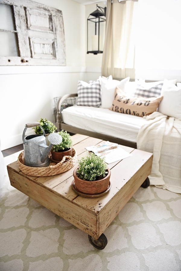 DIY Pallet Coffee Table - Made from a World Market display. See how to make a simple pallet coffee table that you can customize for your home. A cheap way to make a DIY coffee table! Perfect for that farmhouse style or cottage style living room!