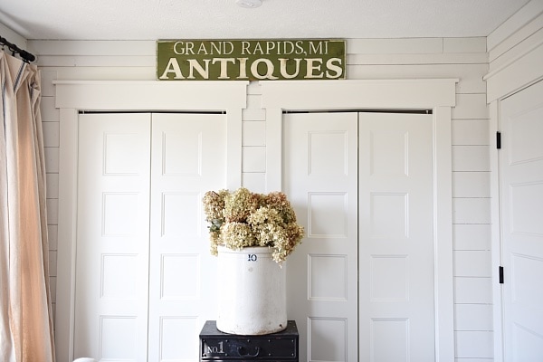 DIY shiplap walls - How to shiplap an entire room for LESS THAN $100. A full tutorial on how to shiplap the easy way & the cheapest way for a huge impact. A must pin for future shiplap projects! 