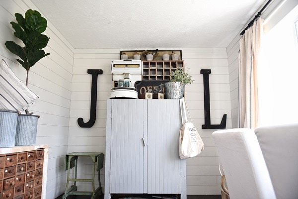 DIY shiplap walls - How to shiplap an entire room for LESS THAN $100. A full tutorial on how to shiplap the easy way & the cheapest way for a huge impact. A must pin for future shiplap projects! 