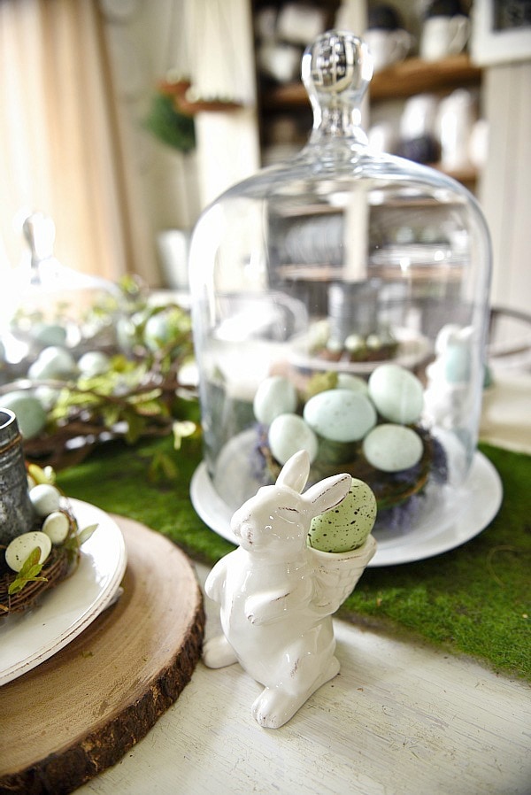 Springy Easter table - Great spring & easter tablescape ideas perfect for a farmhouse or cottage style dining room. Easter wreaths, easter eggs, easter centerpiece, & more ideas! 