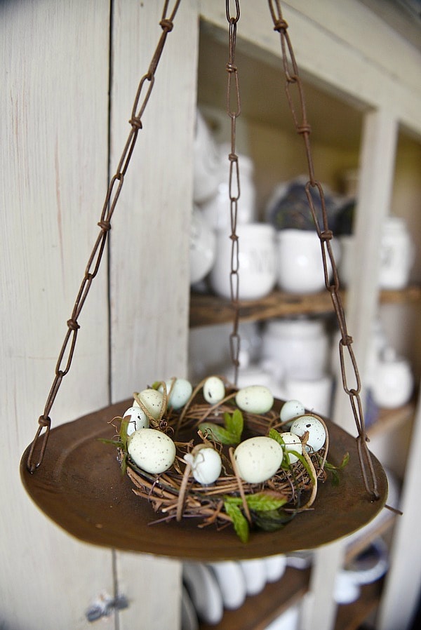 Springy Easter table - Great spring & easter tablescape ideas perfect for a farmhouse or cottage style dining room. Easter wreaths, easter eggs, easter centerpiece, & more ideas! 