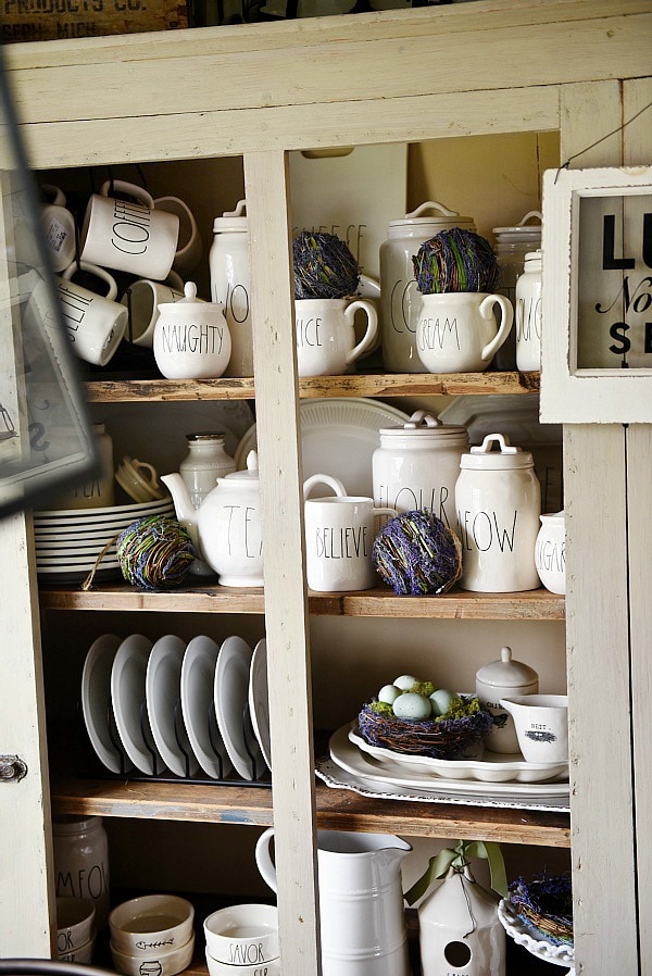 Springy Easter table - Great spring & easter tablescape ideas perfect for a farmhouse or cottage style dining room. Easter wreaths, easter eggs, easter centerpiece, & more ideas! 