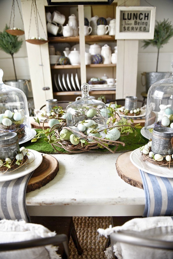 Springy Easter table - Great spring & easter tablescape ideas perfect for a farmhouse or cottage style dining room. Easter wreaths, easter eggs, easter centerpiece, & more ideas! 
