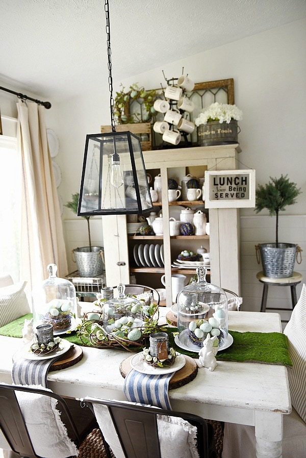 Springy Easter table - Great spring & easter tablescape ideas perfect for a farmhouse or cottage style dining room. Easter wreaths, easter eggs, easter centerpiece, & more ideas! 