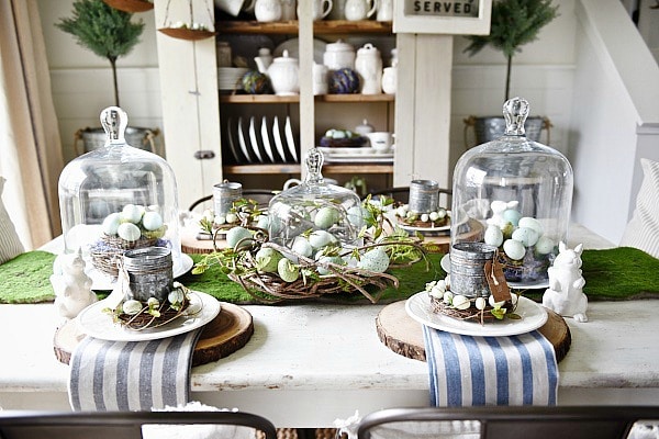 Springy Easter table - Great spring & easter tablescape ideas perfect for a farmhouse or cottage style dining room. Easter wreaths, easter eggs, easter centerpiece, & more ideas! 