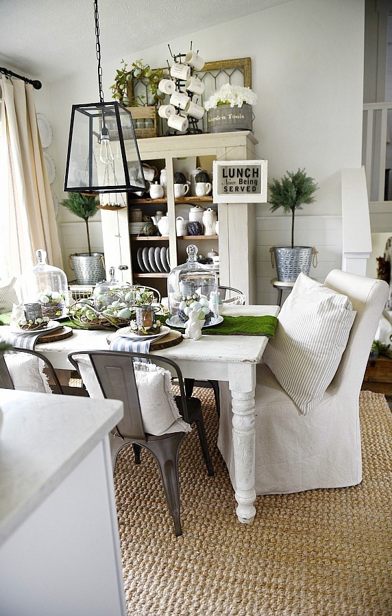 Springy Easter table - Great spring & easter tablescape ideas perfect for a farmhouse or cottage style dining room. Easter wreaths, easter eggs, easter centerpiece, & more ideas! 