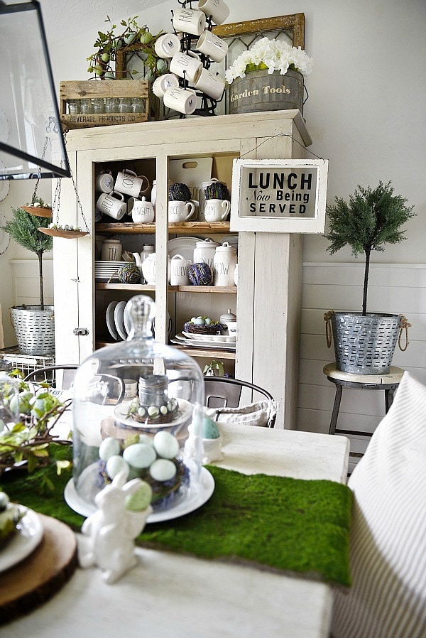 Springy Easter table - Great spring & easter tablescape ideas perfect for a farmhouse or cottage style dining room. Easter wreaths, easter eggs, easter centerpiece, & more ideas! 