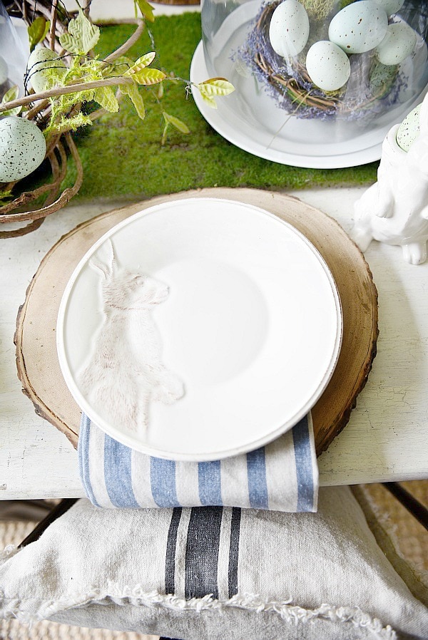 Springy Easter table - Great spring & easter tablescape ideas perfect for a farmhouse or cottage style dining room. Easter wreaths, easter eggs, easter centerpiece, & more ideas! 