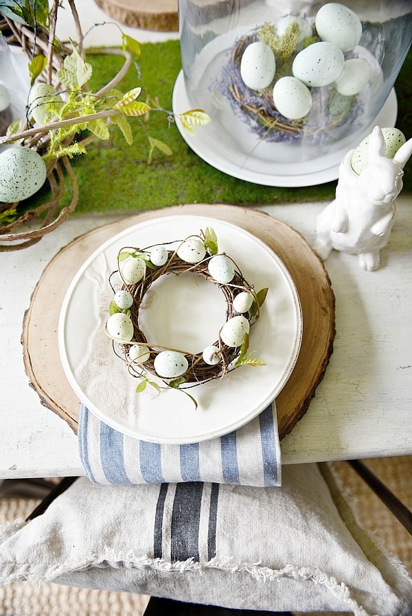 Springy Easter table - Great spring & easter tablescape ideas perfect for a farmhouse or cottage style dining room. Easter wreaths, easter eggs, easter centerpiece, & more ideas! 
