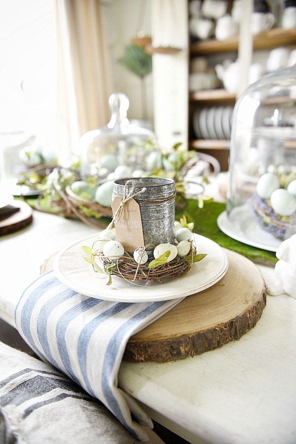 Springy Easter table - Great spring & easter tablescape ideas perfect for a farmhouse or cottage style dining room. Easter wreaths, easter eggs, easter centerpiece, & more ideas! 