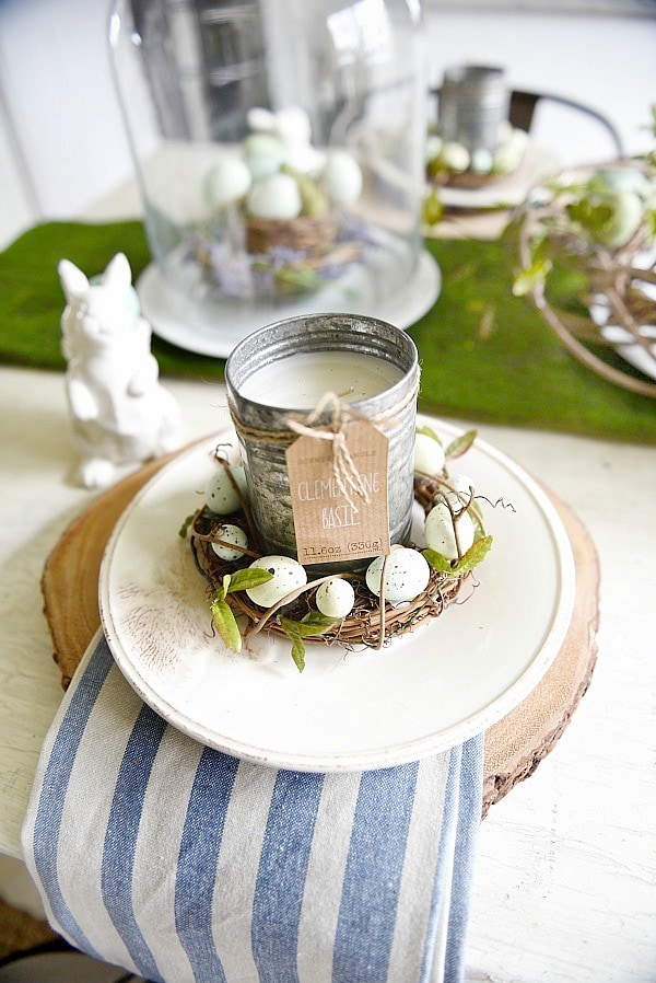 Springy Easter table - Great spring & easter tablescape ideas perfect for a farmhouse or cottage style dining room. Easter wreaths, easter eggs, easter centerpiece, & more ideas! 