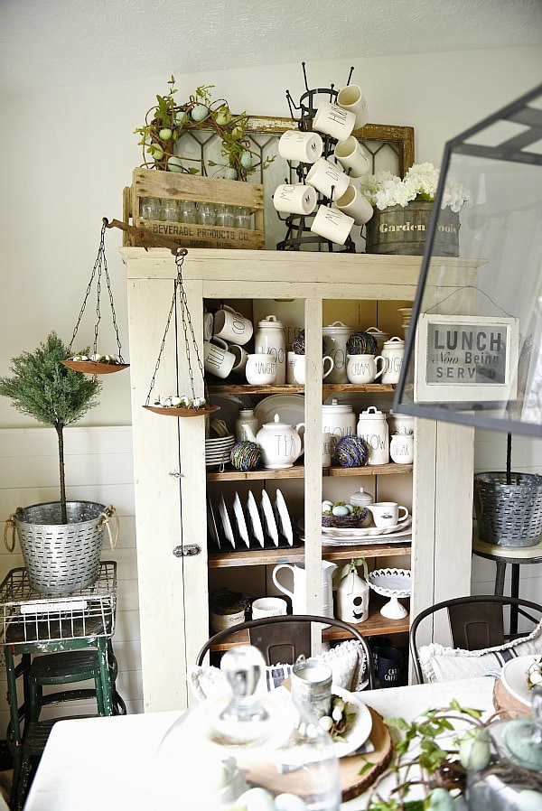 Springy Easter table - Great spring & easter tablescape ideas perfect for a farmhouse or cottage style dining room. Easter wreaths, easter eggs, easter centerpiece, & more ideas! 