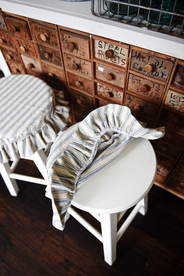 Basic wood stool makeover - How to transform any basic wood stool into a rustic farmhouse style stool quickly and easily! A great way to add farmhouse and cottage charm to any room. A great pin for furniture makeovers! 